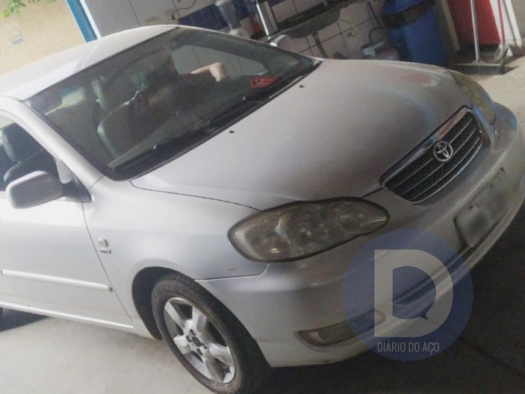 O Toyota Corolla furtado estava na agência alvo dos criminosos