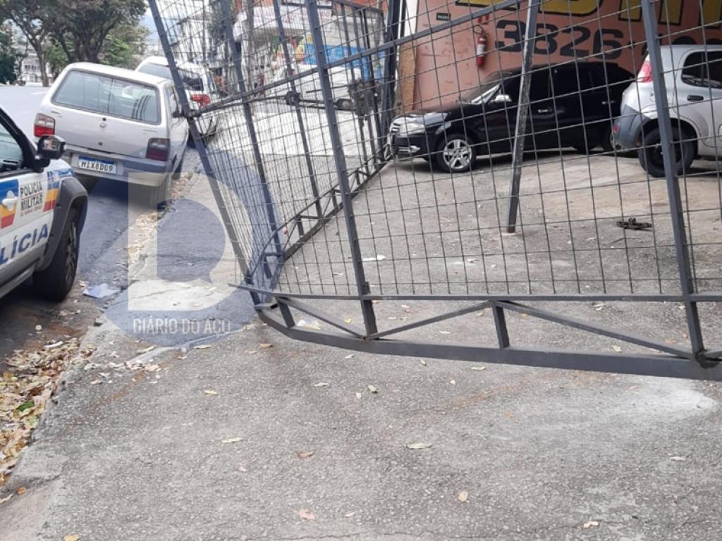 O portão da agência de veículos foi danificado pelos ladrões