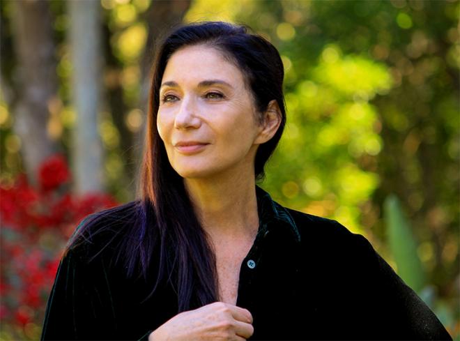 Zizi Possi e os grandes sucessos de seus mais de 40 anos de carreira