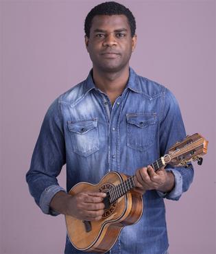 Pretinho da Serrinha mostrará a sua arte usando a voz e o cavaquinho