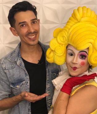 O maquiador Rômulo Amaral e a atriz Mari Antonaci, caracterizada por ele