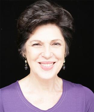 Esther Góes mostra As Mulheres e Aristófanes, com o filho Ariel Borghi