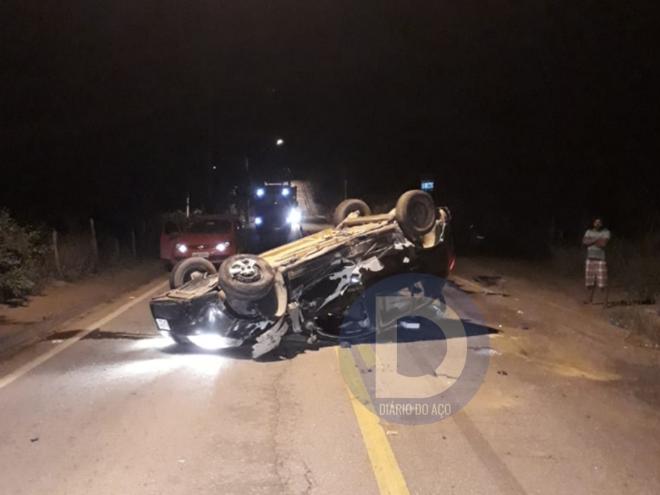 O Renault ficou bastante danificado ao capotar na rodovia estadual, em Belo Oriente