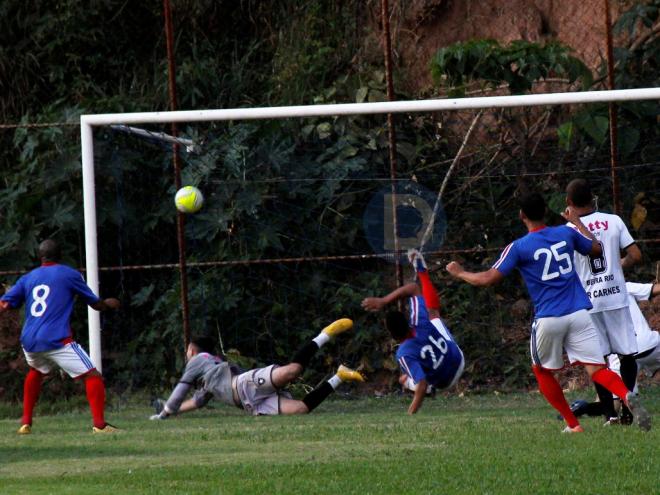 O gol de virada do Universo veio de um rebote dentro da área