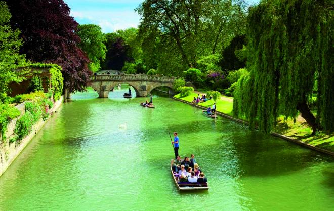 Muito popular em Cambridge é percorrer o Rio Cam a bordo de uma espécie de gôndola conduzida por um hábil manobrista