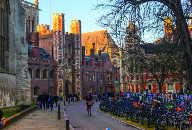 A bicicleta é popularíssima em Cambridge. Boa opção é conhecer toda a região vizinha pedalando uma magrela