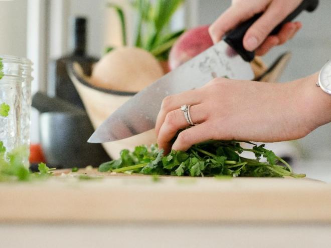 Quando perguntados sobre o que as pessoas já faziam e aumentaram depois da quarentena, 48% responderam 'cozinhar em casa'