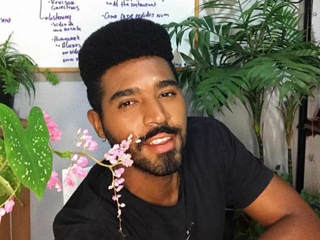 Thales Alberto, professor de inglês e criador do Café Bilíngue, curso feito a distância