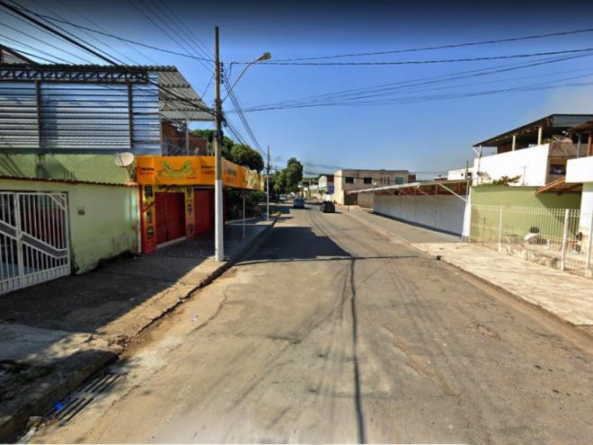 Roubo foi praticado no comércio nesse trecho da rua Itajaí, no Caravelas