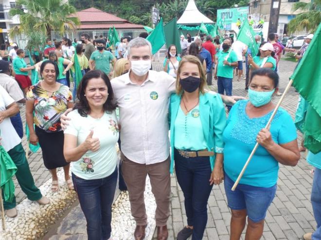 Segundo os organizadores, cerca de 300 pessoas (apoiadores, candidatos a vereadores e autoridades locais) participaram do evento