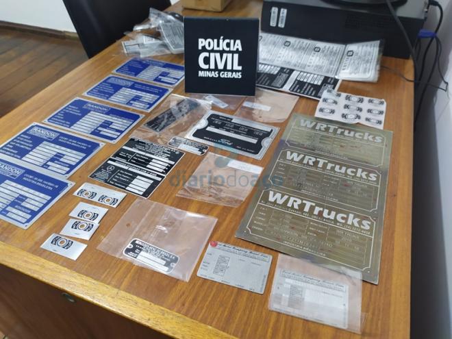 As plaquetas prontas apreendidas pelos policiais civis no bairro Ana Moura