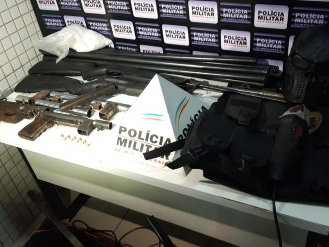 Os materiais apreendidos na casa do autor