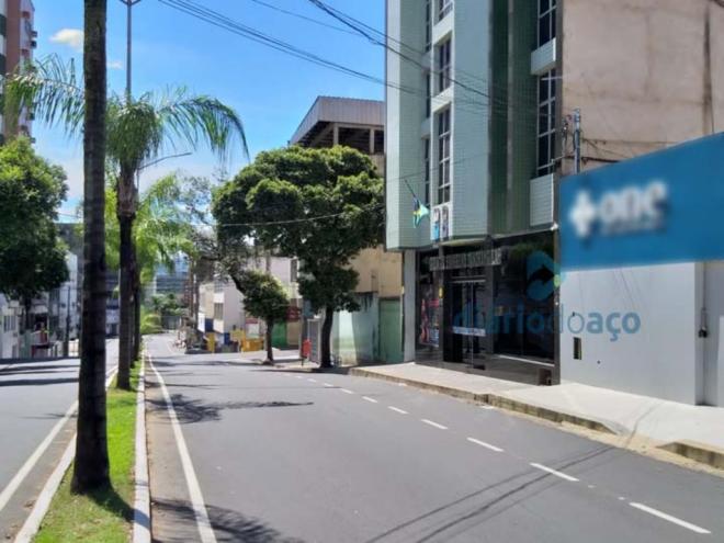Marcos foi encontrado com uma corrente no corpo e ensanguentado, caído nesse trecho da avenida João Valentim Pascoal, em Ipatinga