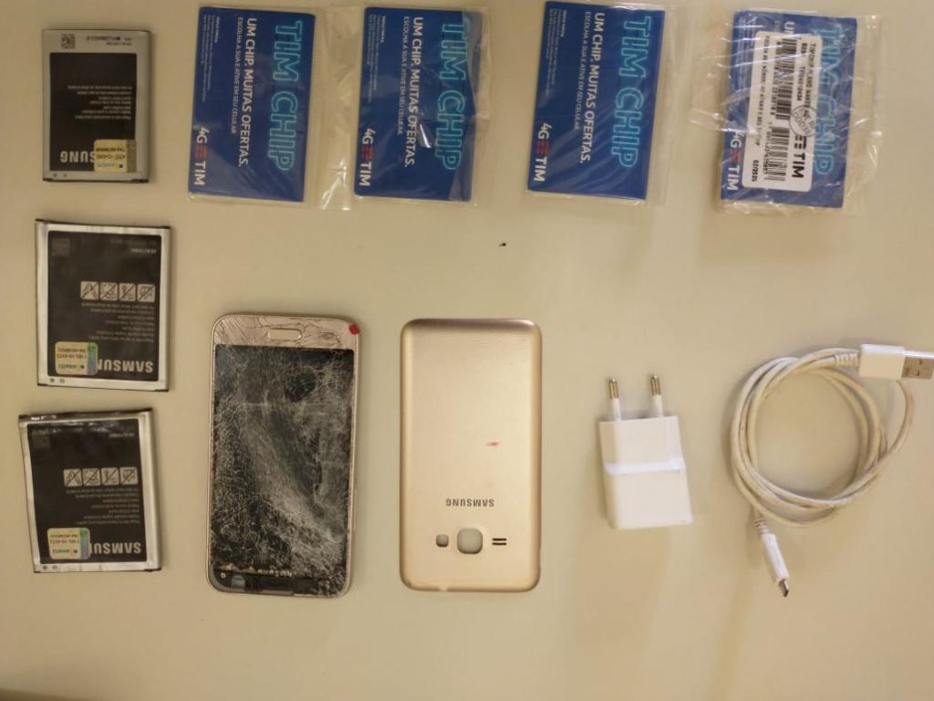 Celulares, baterias, chips e carregador apreendidos em pacote entregue por drone em presídio 