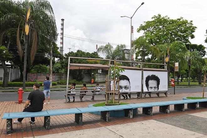 Praças e pontos de ônibus exibem peças fotográficas de Thiago Santos