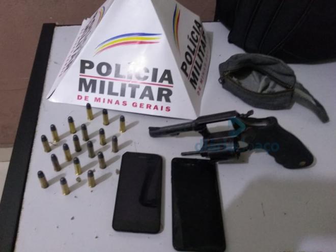 A arma e munição apreendidas pelos policiais durante as buscas aos autores