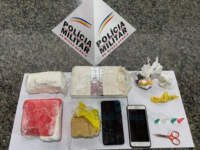 A cocaína e o crack apreendidos durante o cerco policial