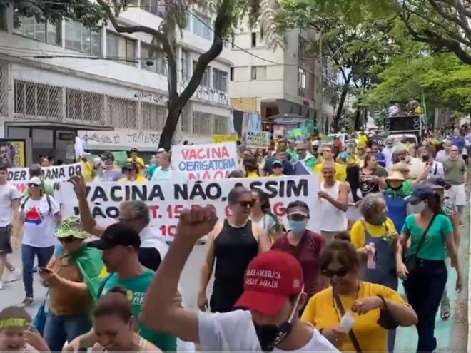 Protesto no Centro de Belo Horizonte, nessa terça-feira, reclamou contra obrigatoriedade da vacina