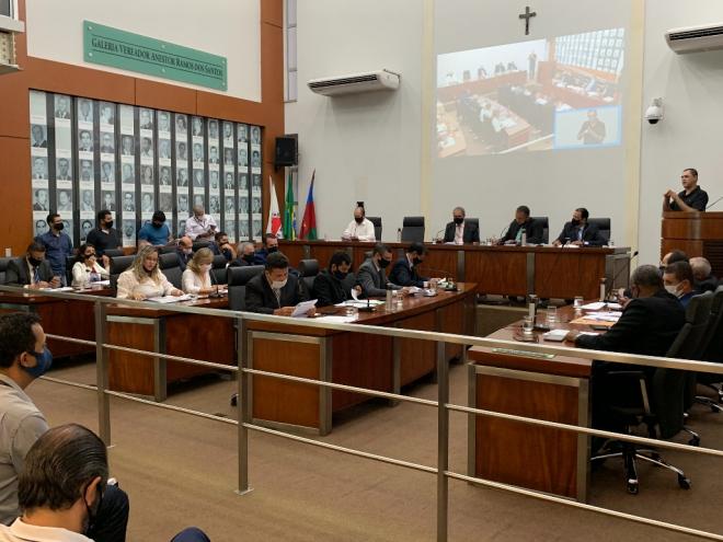 Profissional realizou a tradução simultânea para Libras durante a primeira sessão extraordinária do ano