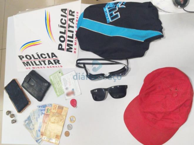 Os objetos furtados e recuperados pelos policiais durante o cerco aos autores do roubo