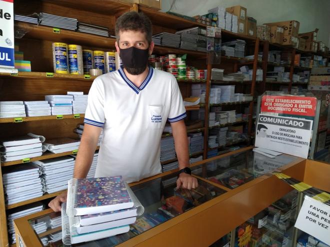 Rafael Santana informou que há atraso considerável na entrega de material escolar pelas fábricas   