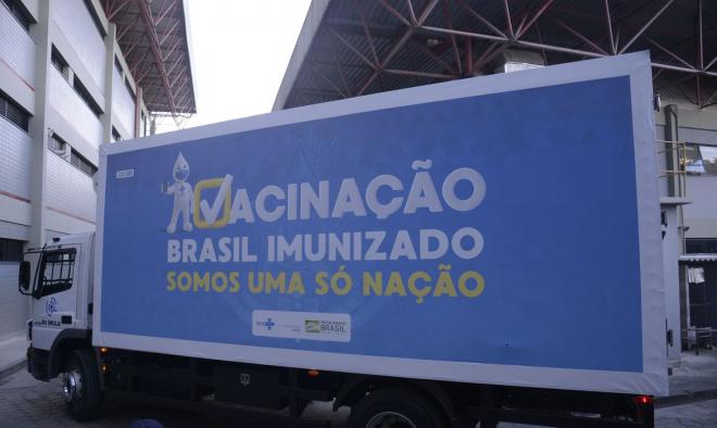 Caminhão sai da Fiocruz com as vacinas de Oxford/AstraZeneca para serem entregues ao Ministério da Saúde e distribuídas no Brasi. - Tomaz Silva/Agência Brasil