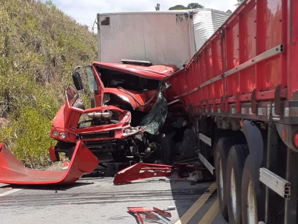 Um dos motoristas ficou preso entre as ferragens 