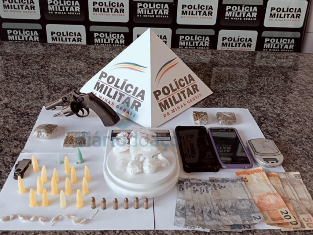 Foram apreendidos porções de maconha, cocaína, crack e um revólver calibre 32 com a numeração raspada