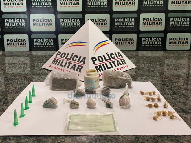 Objetos ilícitos recolhidos pela PM no bairro Manoel Maia