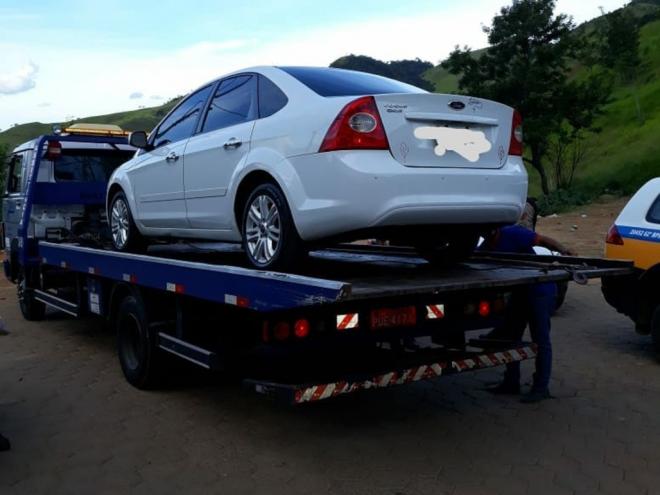 Carro foi apreendido e porções de cocaína, crack e dinheiro recolhidos no veículo 