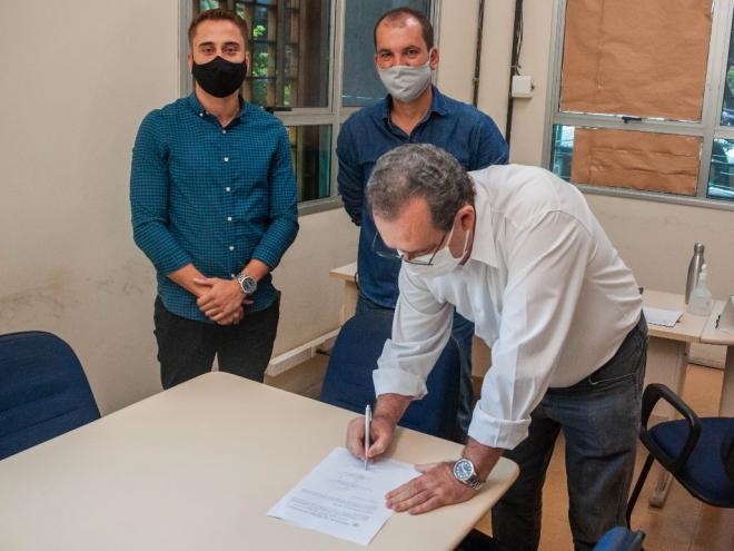 Termo de cooperação foi assinado pelo secretário de Saúde, Juliano Nogueira, secretário de Administração, Matheus Braga e pelo diretor da Univaço, Vinícius Lana