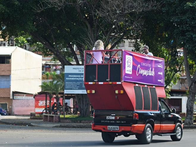 A bordo de um mini trio, as atrações artísticas e musicais percorrem os bairros