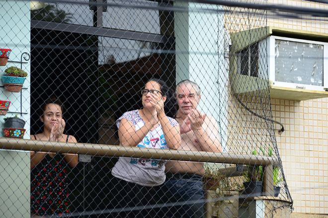 Em todas as ruas por ondem passam, os artistas são aplaudidos pelos moradores