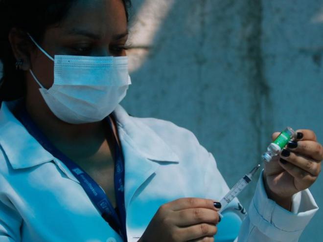 Mais de 4 milhões de pessoas já receberam ao menos a primeira dose da vacina contra a covid e nesse mês começam a receber a segunda dose 