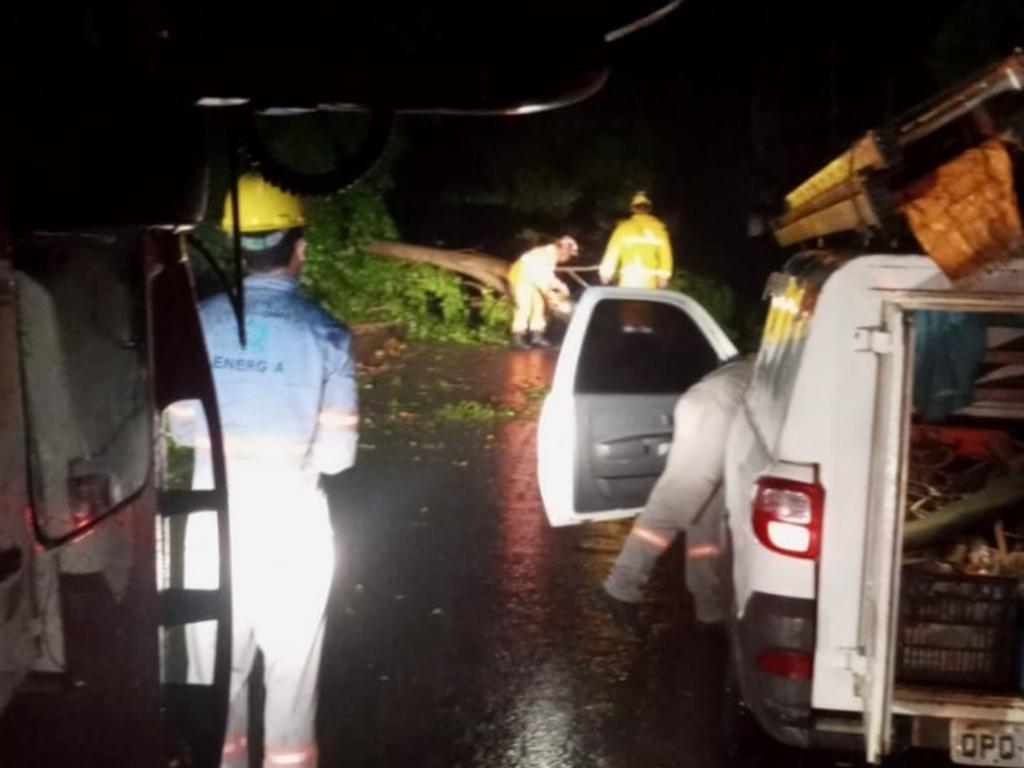 Além dos Bombeiros Militares equipes de manutenção na rede elétrica tiveram que ser acionadas para inspeção nos cabos de eletricidade 