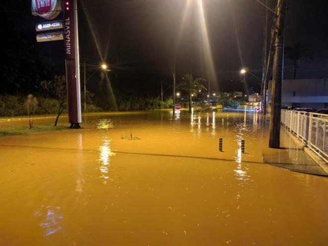 BR-116 em Caratinga ficou inundada até por volta de 1h da madrugada desse sábado 