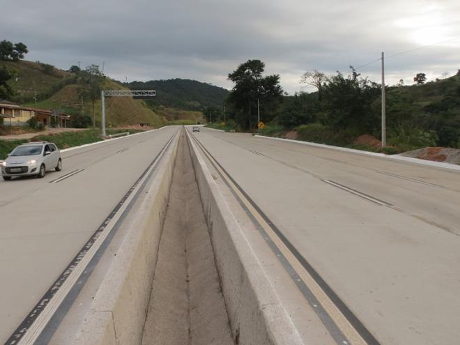 As barreiras, conhecidas como ''New Jersey'', impedem que os veículos invadam o sentido contrário do tráfego 