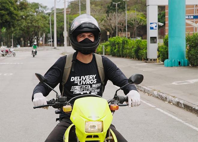 O motociclista do instituto faz a entrega e recolhimento dos livros