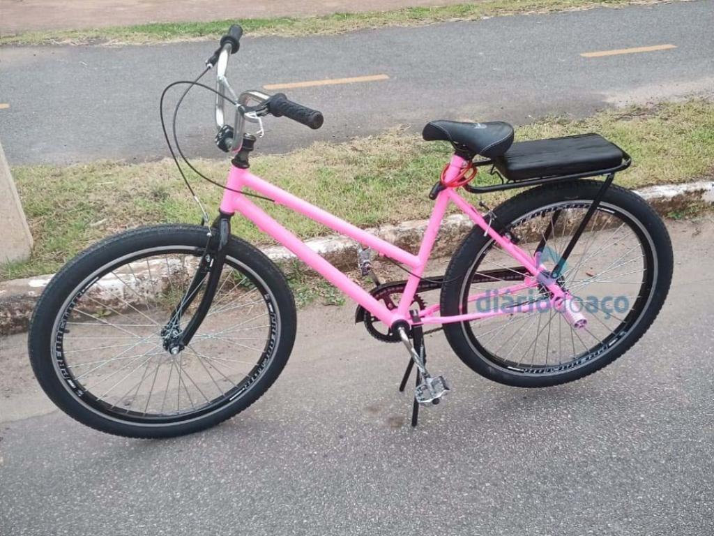 Com várias passagens por roubo e furto, homem foi visto nessa bicicleta e denunciado à PM