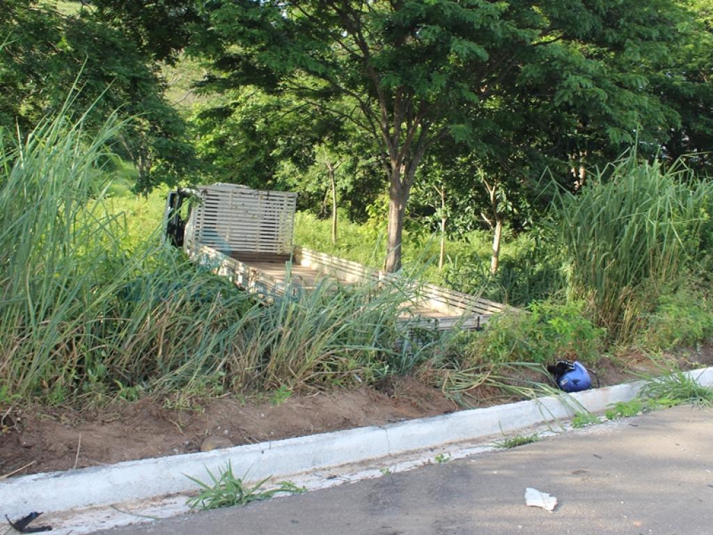 No violento impacto, o caminhão foi parar na margem da rodovia