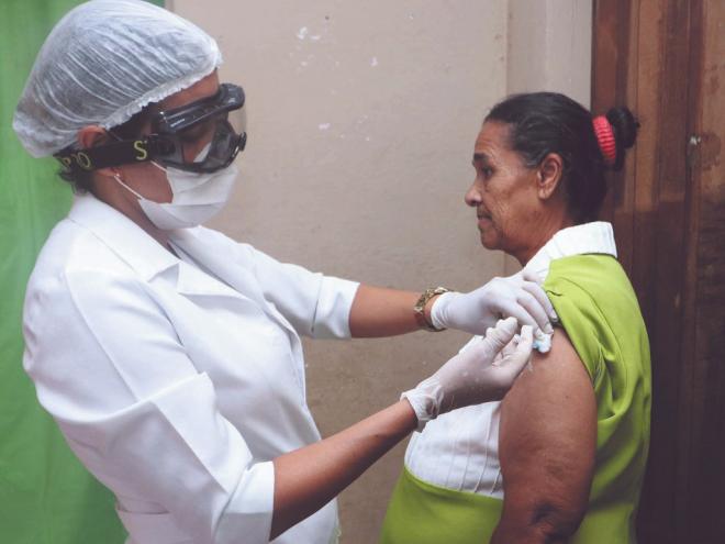 Idosos acima de 90 anos estão sendo vacinados em casa