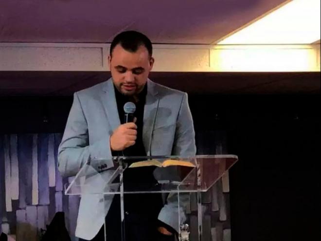 Douglas é pastor auxiliar na Philadelphia Evangelical Church, em Framingham