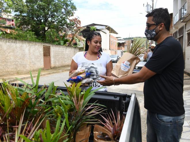 Em sua segunda rodada neste mês, ação conta com a arrecadação de alimentos não perecíveis e distribuição de mudas cultivadas no Viveiro da Usiminas
