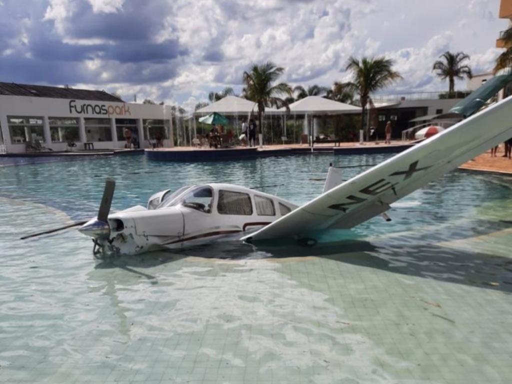 Avião perdeu altura e caiu dentro de piscina de resort na região do Lago de Furnas em  Formiga
