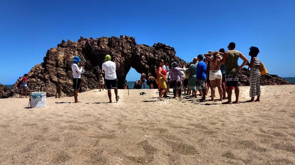 Pedra Furada, um dos atrativos do Parque Nacional de Jericoacoara, Ceará
