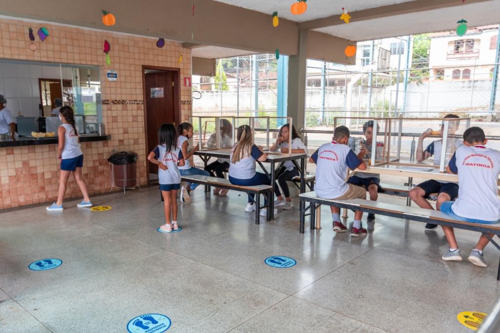 Os pais puderam definir se os filhos frequentariam as aulas no formato semipresencial ou somente remoto; governo afirma que adesão foi surpreendente 