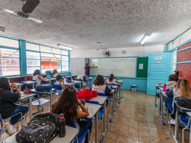 Distanciamento social é medida adotada dentro e fora das salas de aula