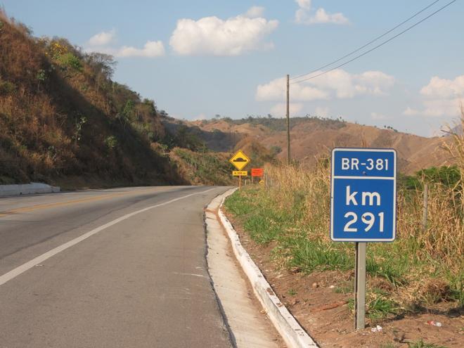 Dnit pede que, em caso de acidente, vandalismo ou manobras que danifiquem a sinalização, o departamento seja avisado 