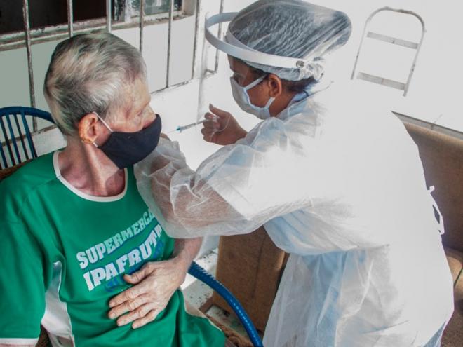 O município de Ipatinga já vacinou com a primeira dose um total de 7.194 pessoas e outras 3.715 já receberam a segunda dose