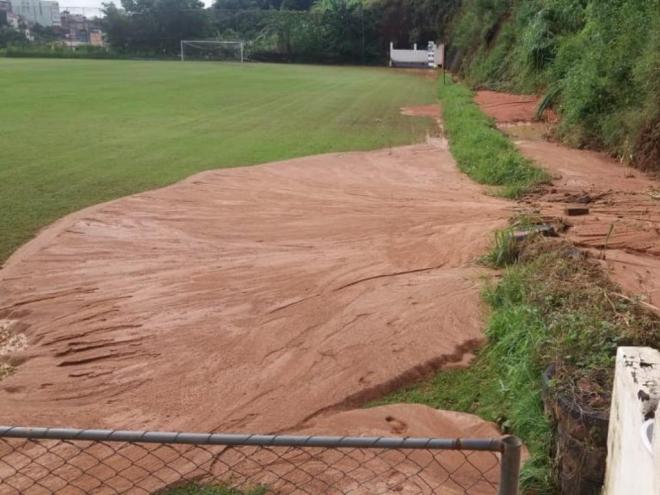 A lama desce da encosta onde foi aberta a estrada e atinge diretamente a praça esportiva